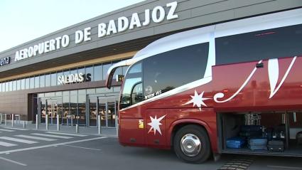 Autobús para trasladas a los pasajeros del vuelo cancelado a Madrid
