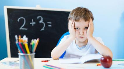 Niño en el colegio