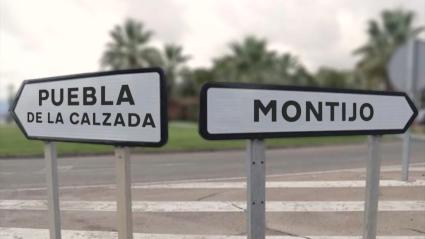 Carteles de carretera con los nombres de Montijo y Puebla de la Calzada