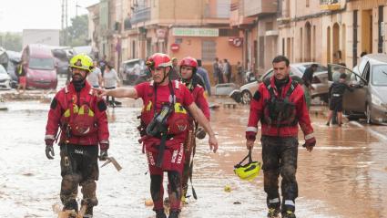 Bomberos trabajando en el rescate de personas en la Comunidad Valenciana