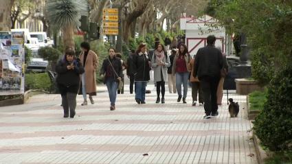 Paseantes en Cáceres