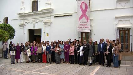 Fachada de la Asamblea de Extremadura con el lazo rosa contra el cáncer de mama