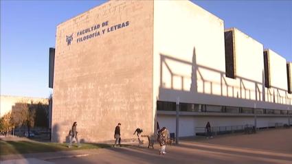 Estudiantes en el exterior de la Facultad de Filosofía y Letras de Cáceres