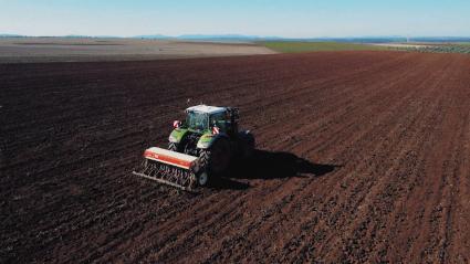 Máquina agrícola iniciando la siembra del cereal de invierno