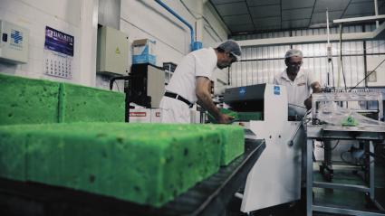 Operarios trabajando en una fábrica de turrón