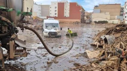 Francisco Javier Pergaña, de Guareña, retirando lodo en Valencia