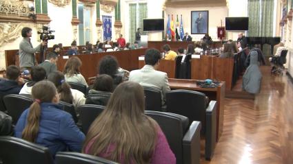 Alumnos de cuatro institutos protagonizan un pleno sobre igualdad y violencia digital en la Diputación de Badajoz