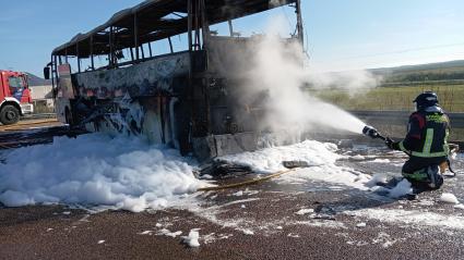 Autobús calcinado en la A-5