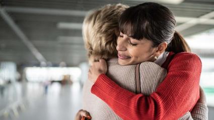 Dos mujeres abrazadas en una estacion