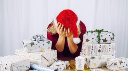 Mujer agobiada en Navidad