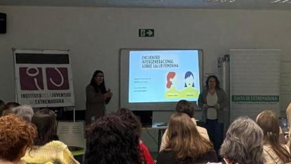 Mujeres de varias generaciones participan en Badajoz en un encuentro sobre salud sexual femenina