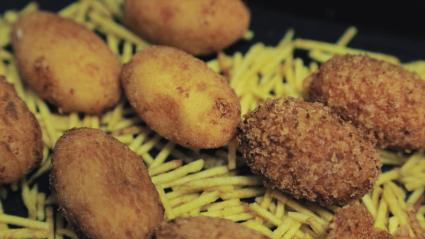 Croquetas en un plato