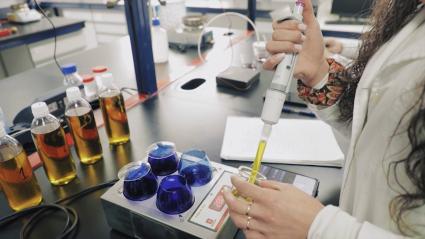 Científica trabajando en un laboratorio