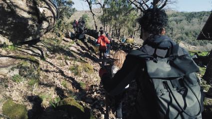 Monitores y niños de camino a limpiar acequias