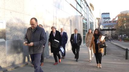 Representantes de la Plataforma 'Sí a Almaraz' llegando a la sede del Parlamento Europeo