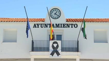 Banderas a media asta en Hernán Cortés