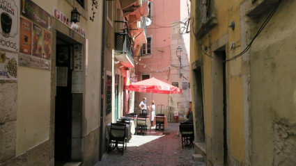 Calle vacía en el barrio lisboeta de Alfama