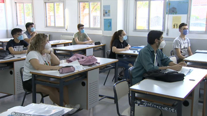 Un grupo de alumnos extremeños, con mascarilla, en clase