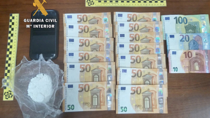 Imagen de la droga y resto de efectos intervenidos por la Guardia Civil