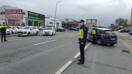 Control de la Policía Local de Plasencia en el polígono.