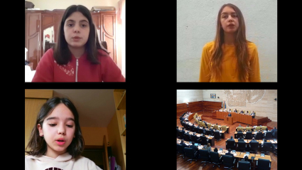 Tres escolares extremeñas actuando como diputadas desde casa