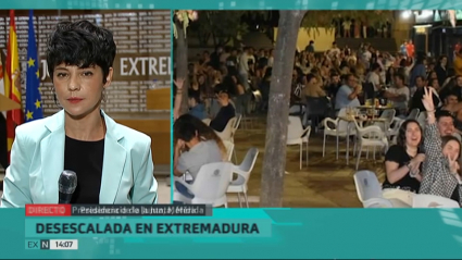 Inma Montero haciendo directo y terraza llena en Badajoz sin medidas de seguridad