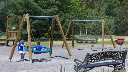 Varios niños disfrutan jugando en un parque infantil de Mérida