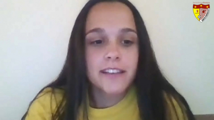 Mireya atendiendo a los medios del club