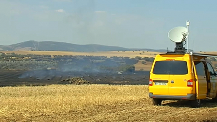 Furgoneta del plan INFOEX frente a un incendio