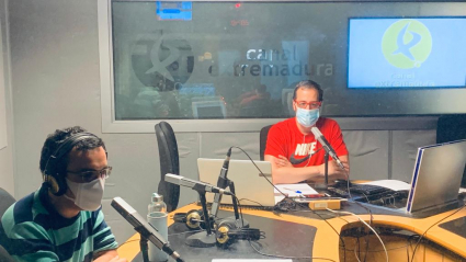 Iván Herrero y Fernando Gallego en el estudio de Canal Extremadura Radio