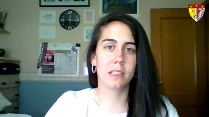 Raquel Poza atendiendo a los medios del club