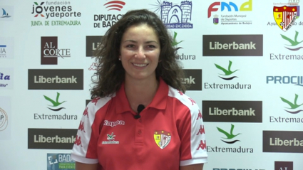 Mariana Díaz atendiendo a los medios del club