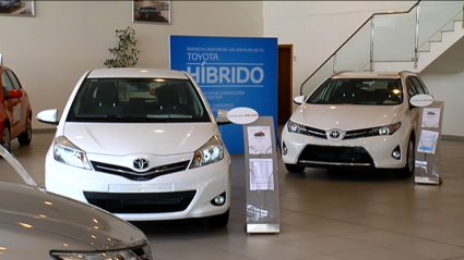 Zona de exposición de coches en venta en un concesionario de Badajoz.