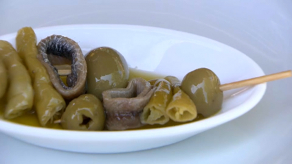 tapa de un bar de anchoa, aceituna y pimientos