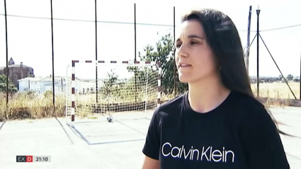 Tatiana en una pista de fútbol en Monroy