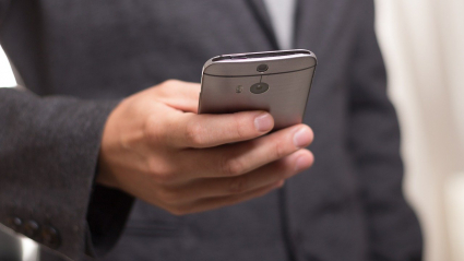 Un hombre utilizando un teléfono móvil