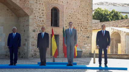 El presidente del Gobierno, Pedro Sánchez, el rey Felipe VI, junto con presidente portugués Marcelo Rebelo de Sousa y el primer ministro luso Antonio Costa