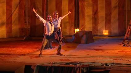Daniel Muriel y Toni Acosta interpretan una escena de danza en 'Anfitrión'