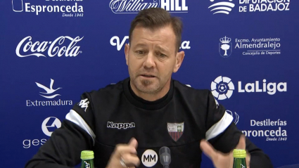 Manuel Mosquera, técnico del Extremadura, en rueda de prensa.