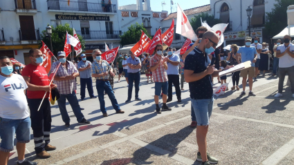 Trabajadores en la protesta frente al ayuntamiento de Alburquerque