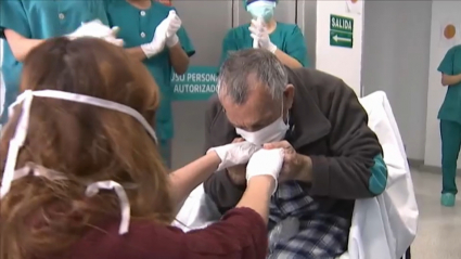 Paciente de una residencia afectada por COVID-19 recibiendo el alta