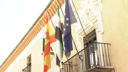 Banderas en el balcón del ayuntamiento de Almendralejo