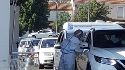 Sanitario haciendo prueba pcr en hospital de Badajoz