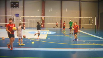 La cantera del Cáceres Voleibol en un entrenamiento