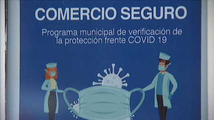 Cartel de 'comercio seguro' en un establecimiento de Badajoz capital