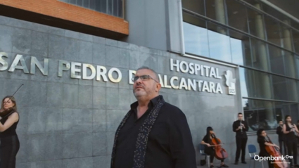 Juan Carlos Martos en el Hospital 'San Pedro de Alcántara' donde trabaja.