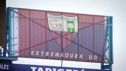 Pancarta con el escudo del Extremadura UD en el Francisco de la Hera