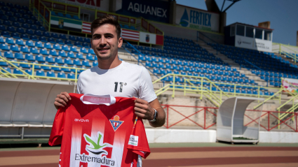 Joserra posando con su nueva camiseta