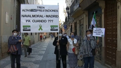 Miembros de Milana Bonita con pancartas reclamando un tren digno en las calles de Badajoz