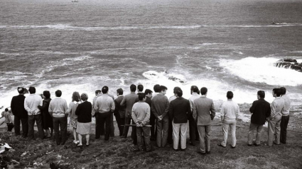 Coruñeses contemplando el lugar donde se produjo el naufragio de La Isla en la costa gallega de la Torre de Hérules